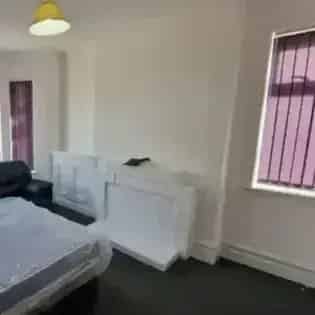 3 Bed End-Terrace House Manchester
