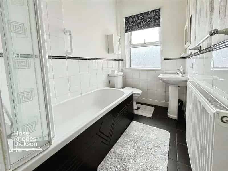 2 Bed Flat for Sale Near Beach