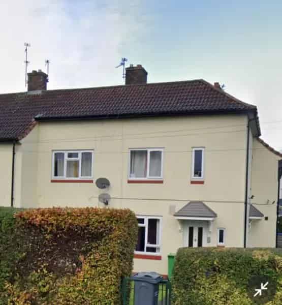 Spacious 2-Bedroom Top Floor Flat Near Amenities
