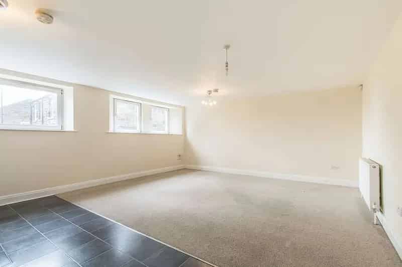 2 bedroom  Flat to rent, Morley, Leeds, LS27