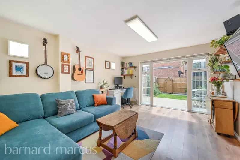 Charming 2-Bedroom House Near Kingston Town Centre