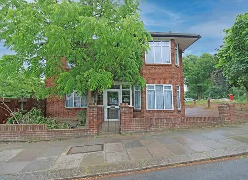 Four Bedroom Flat with Large Garden Near Hanger Lane Tube