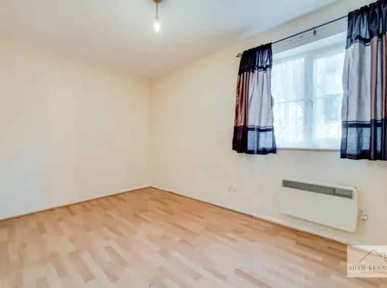 2 Bed Flat for Sale Near Ponders End Station