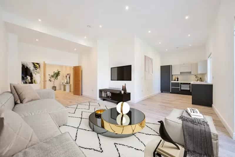 2 Bedroom Flat to Rent Reigate - Private Patio & EV Charging