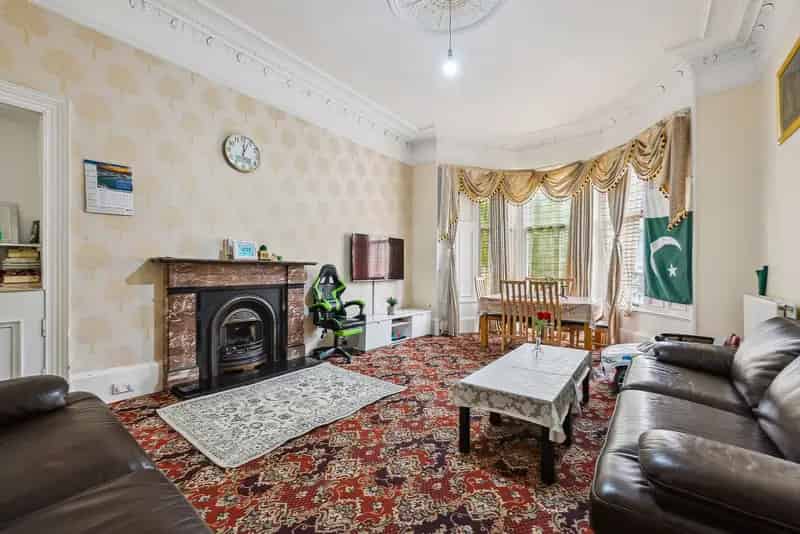 3 Bedroom Tenement Flat Pollokshields Modernisation Required