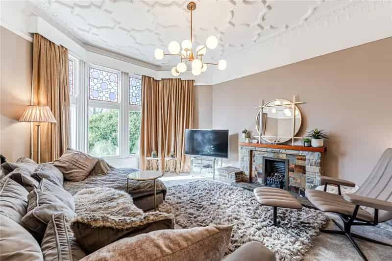 Stunning 5/6 Bed Victorian House with Open Plan Kitchen and Off-Street Parking