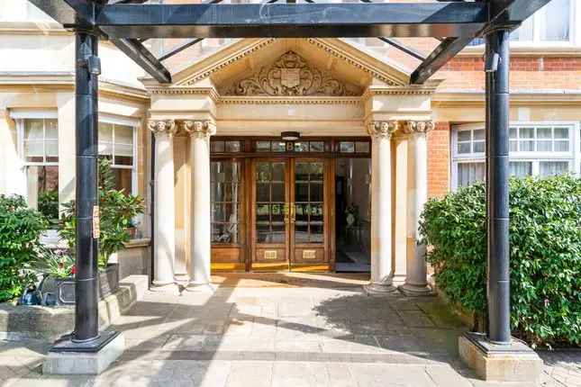 Spacious Flat in Historic York House London W8