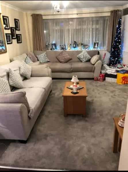 3 Bedroom House Near Schools Shops and M4 M25
