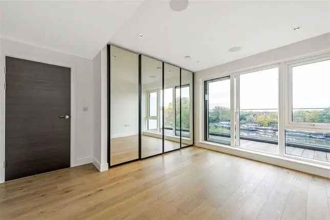 Flat to rent in Kew Bridge Road, Brentford TW8