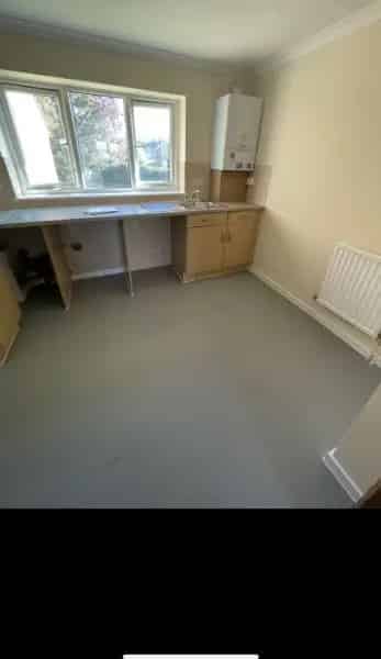 Large 1 Bedroom Ground Floor Flat Near Amenities
