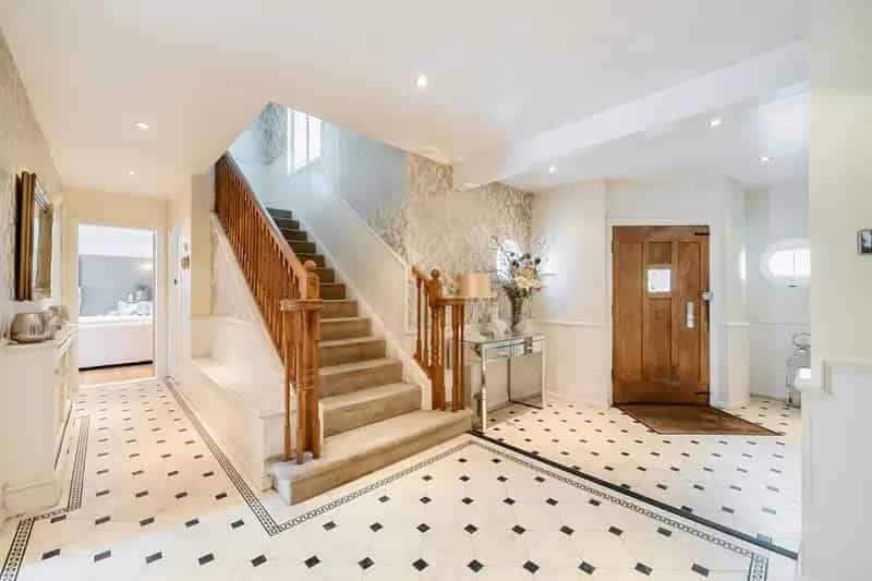 Seven Bedroom Detached House Kingswood No Onward Chain