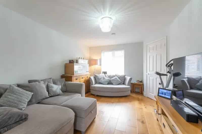 3 Bed 2 Bath House with Garden and Parking