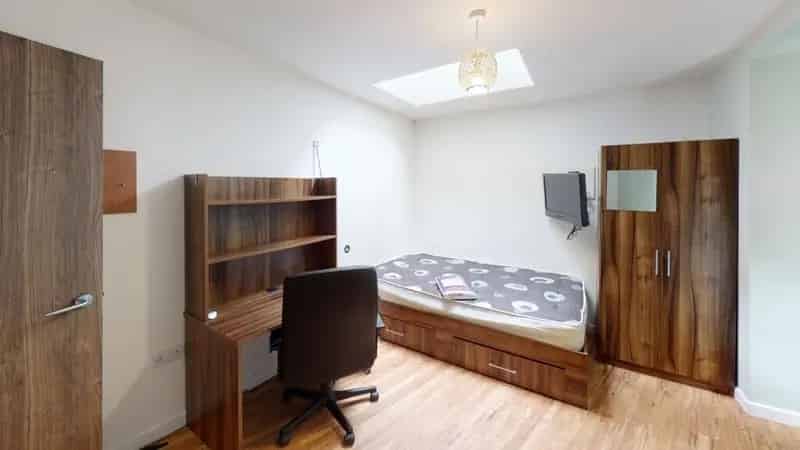 6 Bedroom Clifton Apartment - Furnished - Available July