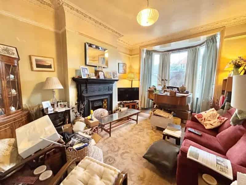 6 Bed Townhouse For Sale - Period Features & Large Garden