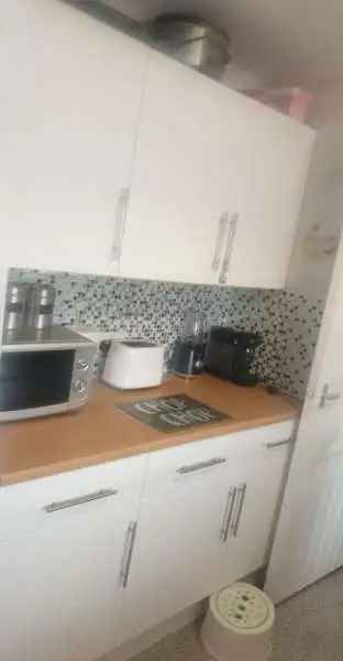 2 Bed Flat Near Train Station and Amenities