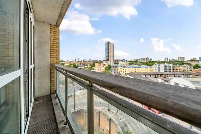 2 Bedroom Apartment Canary Wharf - Premium Riverside Living