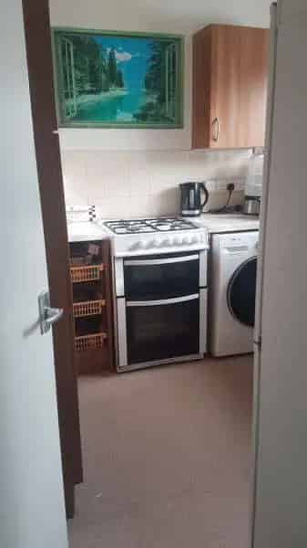 New Kitchen Near Schools and Public Transport