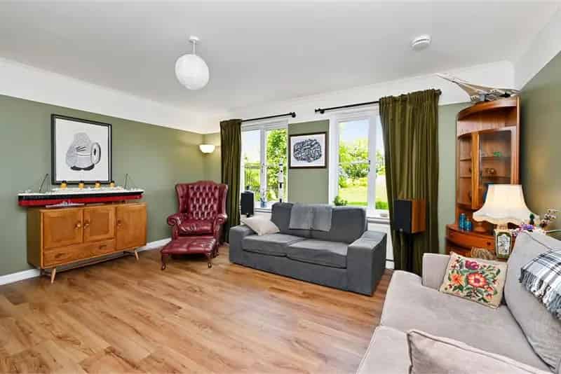 5 Bed Detached House with 2 Reception Rooms and Large Garden
