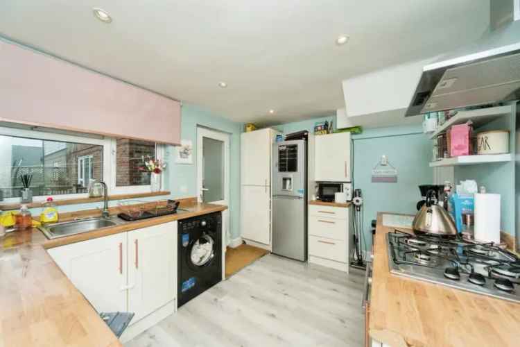 Four Bedroom Family Home Modern Kitchen and Bathroom Off Road Parking