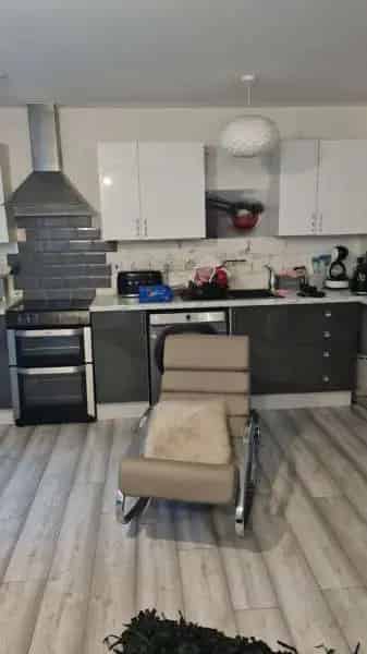 Open Plan Flat near Canary Wharf with Fitted Kitchen