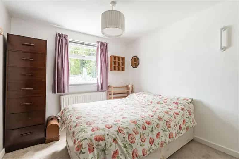 3 Bed Semi Detached House with Garage and Garden