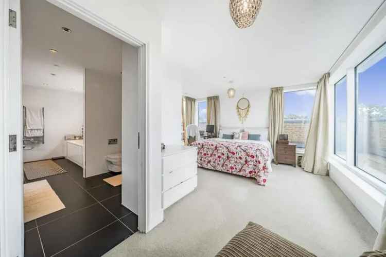 Flat For Sale in London, England