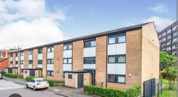 Spacious 2-Bed Flat 2nd Floor Needs TLC