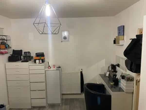 2 Bed Flat near Central London Great Transport Links Parking Balcony