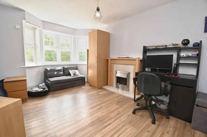 5 Bed Semi Detached House For Sale