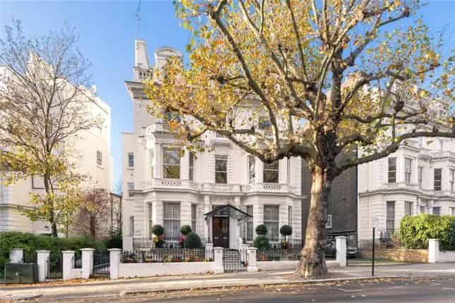 Four Bedroom Apartment in Holland Park, London