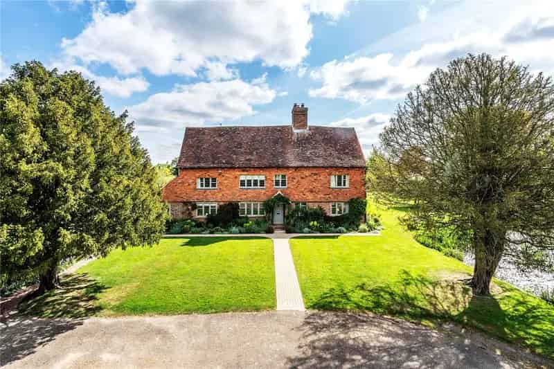 Grade II Listed 6 Bedroom House with Cinema Room and Extensive Gardens