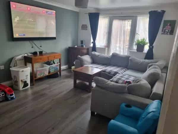 2 Bed 1st Floor Flat Easy Access Small Building