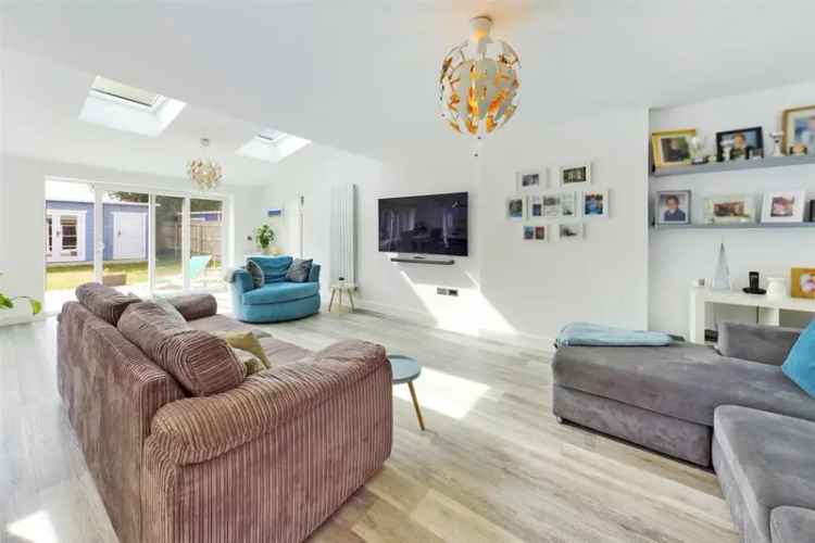 4 Bedroom Detached House for Sale in Hengistbury Head