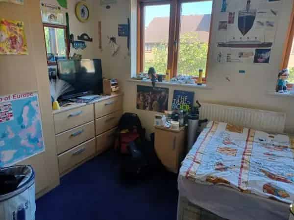 2 Bed House with Garden Close to Amenities and Transport