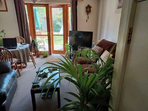 2 Bed House with Garden Close to Amenities and Transport