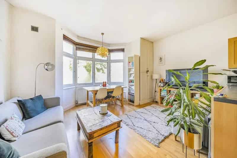 One Bedroom Victorian Flat near Tooting Bec Common