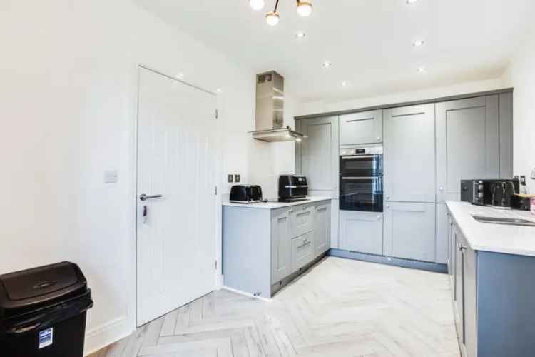 3 Bed Modern Home Near Motorway Shops Schools