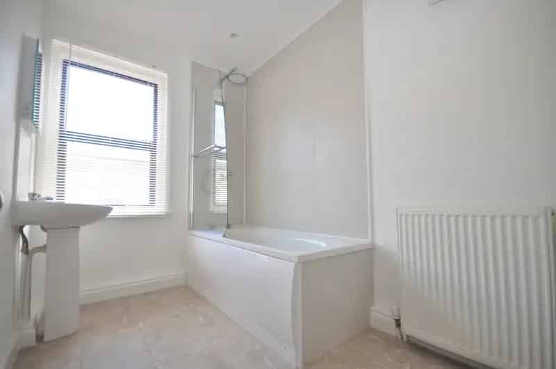 1 Bedroom Flat to Rent Near Train Station with Parking