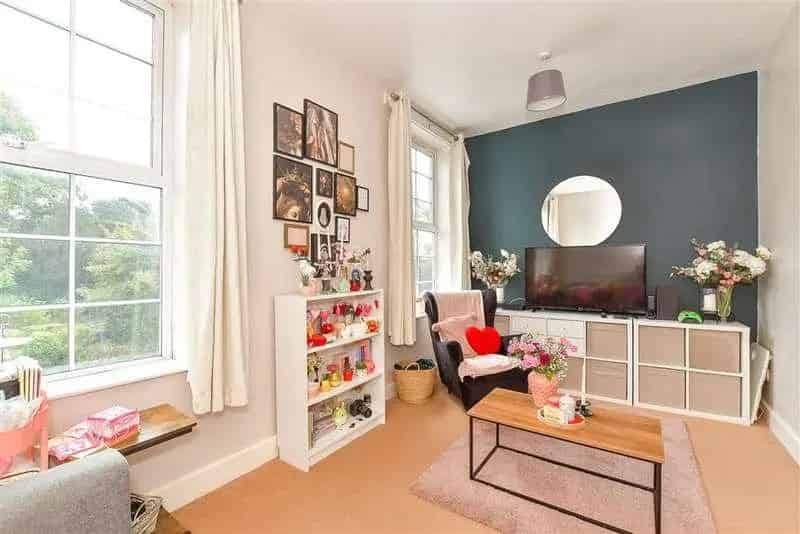 1 Bed Flat for Sale Near Town Centre