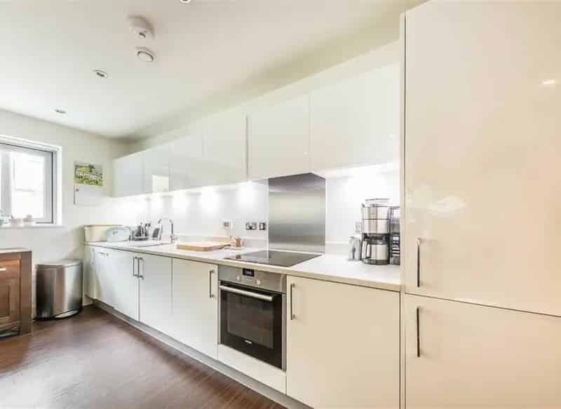 2 Bedroom Apartment with 2 Balconies Near Bethnal Green