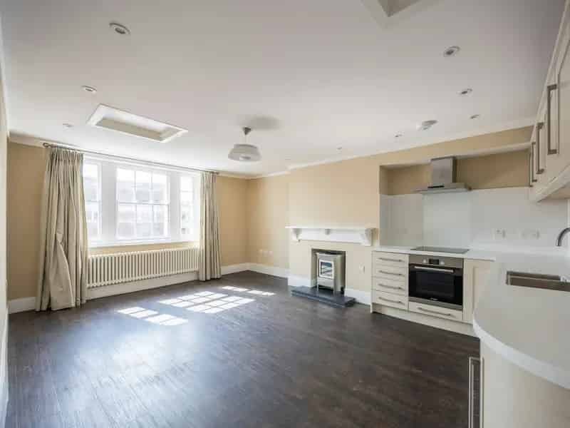 Town Centre Elegant Period Apartment Large Double Bedroom Modern Kitchen