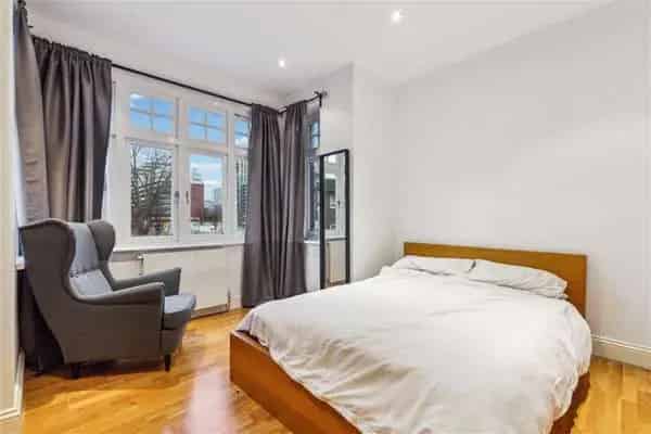 One Bedroom Flat in Charming Period Building Queenstown Road London