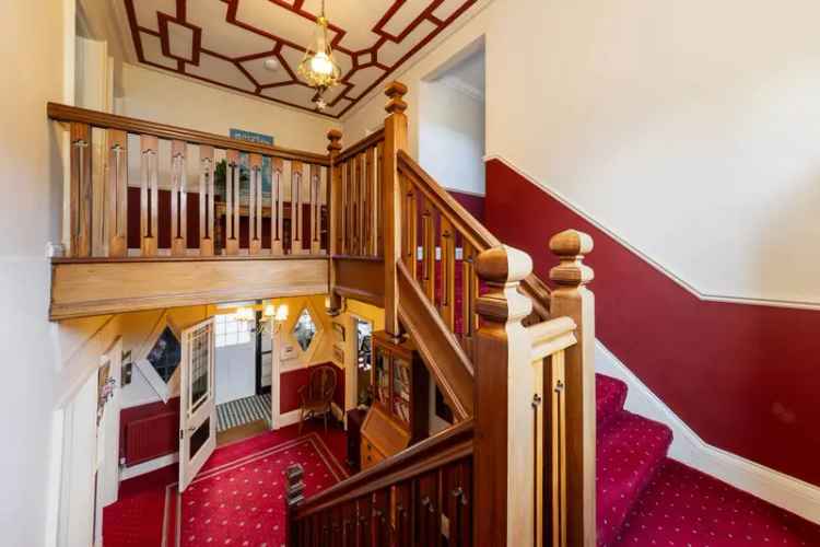 6 Bedroom Detached House with Annex and Extensive Gardens