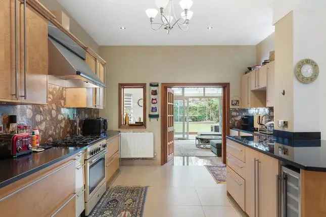 Detached House for Sale in London W13