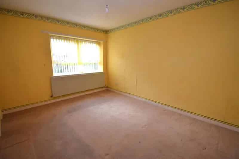 2 Bed Flat for Sale - Modernisation Needed - Parking & Garage