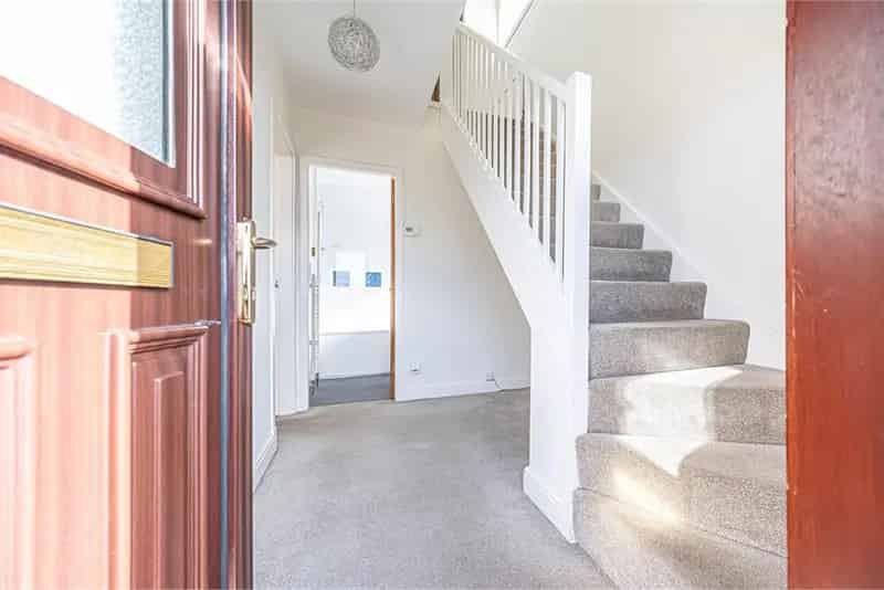 2 Bed Semi Detached House with Garage and Garden