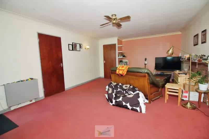 2 Bedroom Town Centre Maisonette For Sale Chain Free