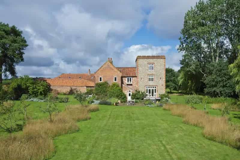 Moor Hall Farm: Secluded Farmhouse with Party Barn & Outbuildings