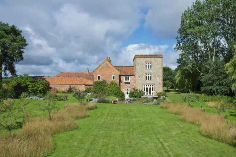 Moor Hall Farm: Secluded Farmhouse with Party Barn & Outbuildings