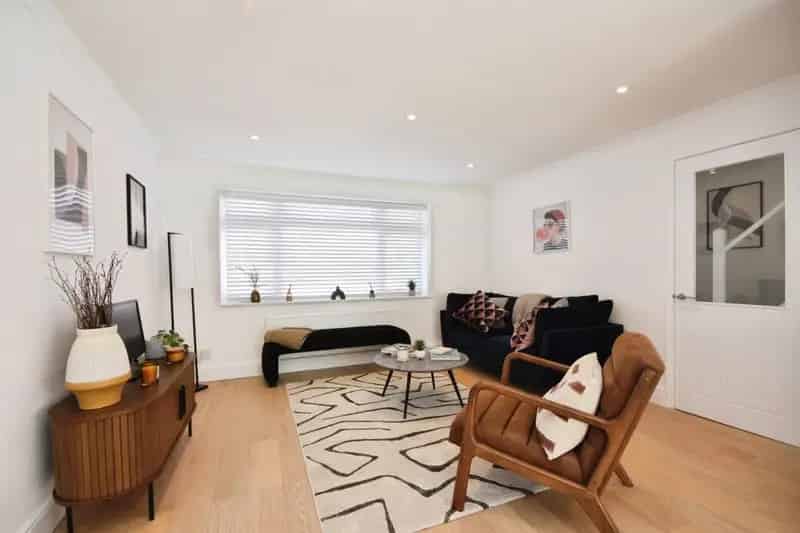 3 Bed Semi-Detached House Near Elizabeth Line Stations
